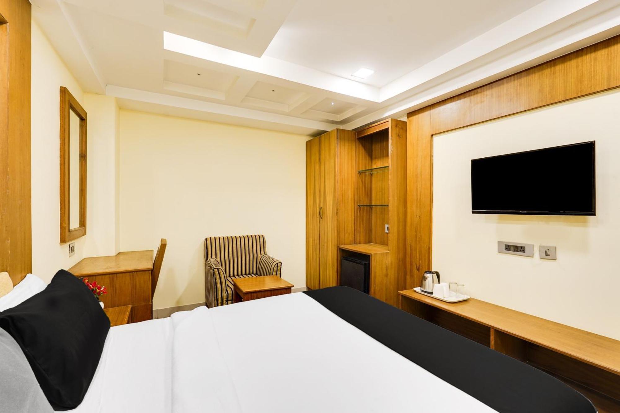 Super Townhouse Oak Alandur Near Chennai Airport Formerly Vijay Park 外观 照片