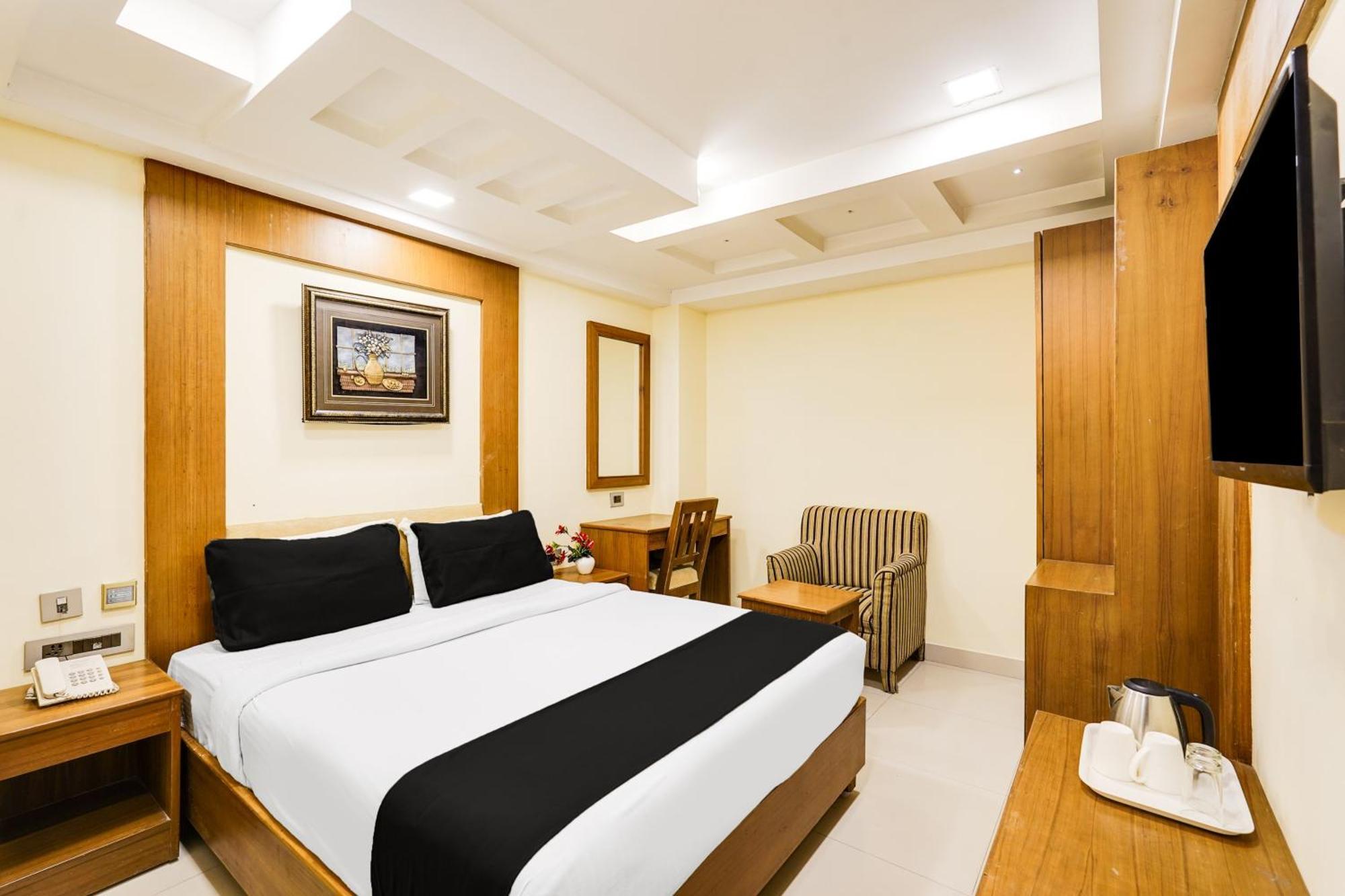Super Townhouse Oak Alandur Near Chennai Airport Formerly Vijay Park 外观 照片